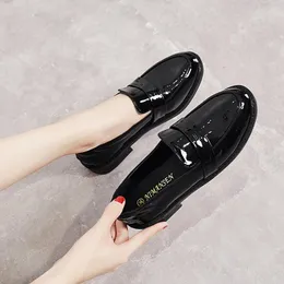 Casual Shoes 34-40 Size Glitter Black Liten Läder Solid Korean Student Slip on Moccasins Patent Flat Chunky Brand Derby