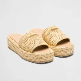 Virka Flatform Slides tofflor Kvinnor Flat Designer Sandaler Summer Beach Slides tofflor Colorful Woven Casual Sandale Luxury Shoes Comfort Peep Toe House Mule