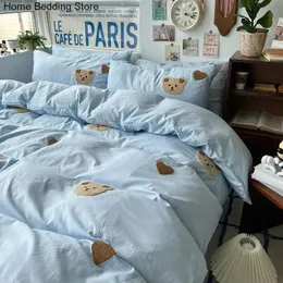 Solid Blue Bear Bedding Set Däcke täckning drottning full tvillingstorlek säng platta lakan barn flickor rum dekor kvilt kudde kawaii 240425