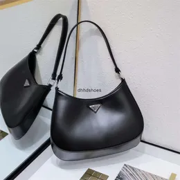 Axelväskor underarmsäck högkvalitativ cleo väska designer crossbody väska glänsande läder handväska messenger för kvinnor mode halvmåne påse hobo totes väskor plånbok