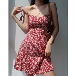 Sıradan elbiseler kırmızı küçük çiçek ince-fit ince görünümlü bel kontrollü tatil kayma elbisesi