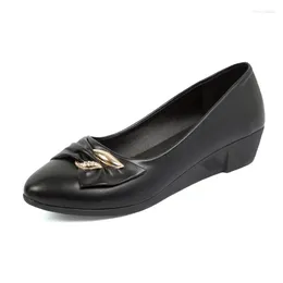 Sapatos casuais Cresfimix Mulheres fofas de dedo redondo bege no verão Lady Lady Light Peso Anti Skid Floral Flats A6168