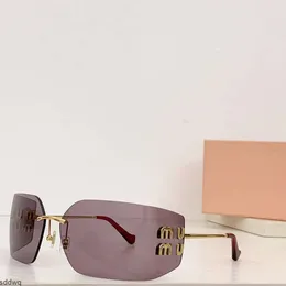 Solglasögon för kvinnor Miui Solglasögon Luxurys Designers Runway Glasses Womens High Quality Squared Geryeges Shades Femininity