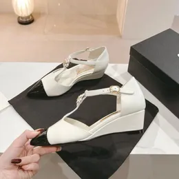 Wysokiej jakości pasek w kształcie T z małym nachyleniem i kamelią Patent skórzane sandały damskie spiczasty design wszechstronne buty damskie
