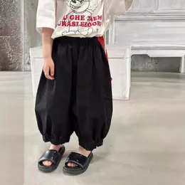 Calça infantil roupas pretas brancas casuais casuais solto calças de mosquito 2024 Verão estilo coreano meninos e meninas moda simples