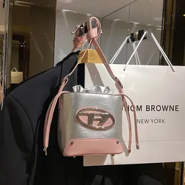 Французский меньшинство Bump Color Design Bag Women New Corean-стиль простая сумка для ведра иностранная темперамент подмышкам для поперечного тела сумка