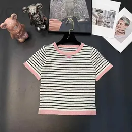 Damen-T-Shirt-Designerin Xiaoxiang 24 Frühling/Sommer Neues Streifenmodische Alter reduziert gestrickte Kurzarmfrauen O08P