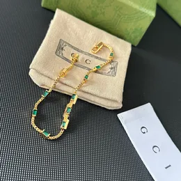 Projektanci klasyczny złoty bransoletka projekt luksusowa bransoletka dla eleganckich kobiet wysokiej jakości zielony diament inkrustowany wysokiej jakości bransoletka butikowa
