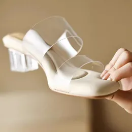 Летняя сандалии мягкой платформы для женщин прозрачная ПВХ высокая каблука сандалии Мужер прозрачные квадратные каблуки тапочки 240417