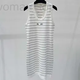 Podstawowe sukienki zwykłe Designer Wysoka wersja 24 Summer New M Family Stripe Bez rękawów Slim Fit Sukienka WQ1P