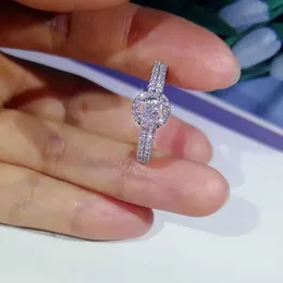 Anéis de banda 925 Moda de prata Incluste anel de zircão feminino Versão coreana japonesa de jóias personalizadas de casamento de quatro garras quadradas H240425