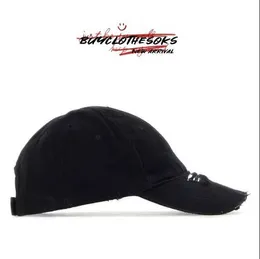 غطاء العلامة التجارية المصمم الفاخرة مع شعار Broken Hole Design Universal Hat Fashion Hip Hop Casual Insupy Caps بالجملة