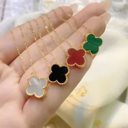 2024 Classic Four Leaf Clover Halsband hängar Lucky Necklace 18K Rose Gold Red Jade och Diamond Set Pendant som en gåva till flickvän Light Luxury Collar Chain Women Women