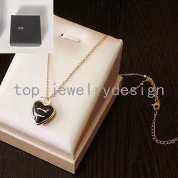 Colares de designer pendente de cartas Crystal Pearl Design Marca Pingente Mulheres 18K Gold Titanium Aço inoxidável Calhas de colar