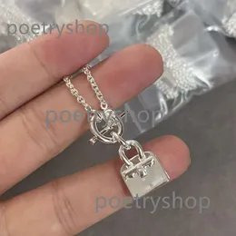 مصمم مجوهرات الحب منزل جديد حقيبة قلادة أنثى ح Kangkang Bag Pink Diamond 18K Rose Rose Gold Pendant سلسلة الترقوة الزوجية مصنعي الهدايا المصنّعين مباشرة.