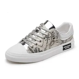 Sapatos de moda masculinos 2024 Spring Novo top de baixo versátil sapatos de tábua de luz Python Skull Head Head Casual Shoes Underwear