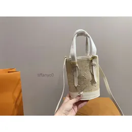 24SS Kadın Lüks Tasarımcı Straw Mini Kova Çanta Çanta Omuz Crossbody Cep Telefon Çanta Plajı Seyahat Fotoğraf Aksesuar Basit Moda 17cm