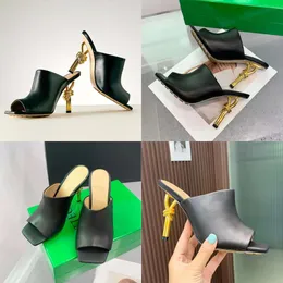 Sandálias de couro feminino de couro escorregando de metal com salto de metal designer de sapatos de pé aberto calçados de fábrica de calçados de salto alto com qualidade original