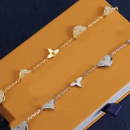 Luxus -Charme Armband Designer für Frauen Buchstabe weiße Muschel Blume Kristall Kettenarmband 18K Gold plattiert Bangel Hochzeit Party Mode Schmuck Accessoires Gi