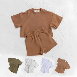 Kleidungssets 2023 European New Fashion Mens und Damen Baby Set Solid Summer Short Sleeve Shorts zweiteilige Sport -Set Neugeborene Baby Kleidung H240425