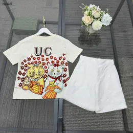 Mode baby spårdräkter sommarflickor set barn designer kläder storlek 100-150 cm söt kattmönster rund hals t-shirt och shorts 24 april