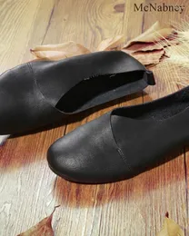 أحذية غير رسمية الربيع والخريف الموضة الرجعية النساء المصنوعة يدويات مضخات منخفضة الكعب مستدير أخمص القدمين ناعم وحيد الفم الضحل مريح