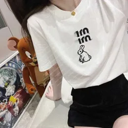 Miui Top Fashion Friling Женская высококачественная майка Mui Mui Top Top Cotton Round Shee Tee Вышивка универсальная повседневная футболка с короткими рукавами Женская летняя одежда 439