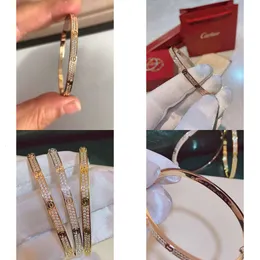 Quality 2024 Thin Narrow Edition Rose Designer Women's Diamond Top V-shaped Gold Sier Bracelet Open Wedding Jewelry Box Q10 Original Quality