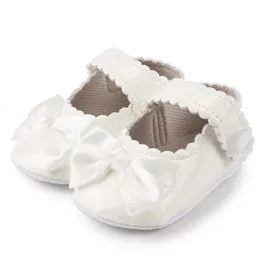 Born Baby Girl Shoes Bling Princess Pu Leather Antislip Softsole in gomma First Walkers Infant Crib 018m 240425