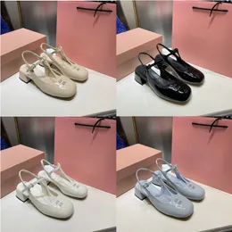 Designer High Heel Sandals MM Sandaler Patent Läder Mid Heel Shoes Luxury Brand Low Heel Sandaler Fashion Black White Beige Blue Sandals Woemn Baotou Sandaler