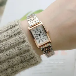 腕時計の高級女性は、シンプルなローマ数字番号QuartzWatchesレディーストレンドクロック女性ビンテージ長方形のリロジwulistwatchを見る