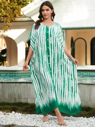 Plus-klänningar Green Tie-Dye Causal Crew Neck-knappar 2024 Summer Batwing Sleeve Robe Bohemian Beachwear Moo Q1617