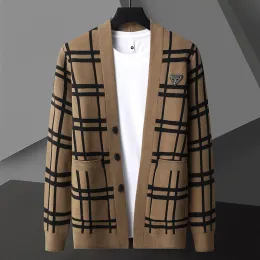 Jackor Fall Winter Luxury Cashmere Sweater Korean Stiliga män Mjuka varma Vneck Cardigan Mens randiga Cardigans High End Classic Jacket