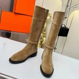 Schwarze echte Lederfrau Frau mit hohen Kniestiefeln Block Ferse Schnalle Dekoration Mode hoher Stiefel mit ausgeschnittenem Detail und goldfarbener 068