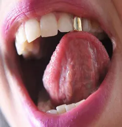 Tek Metal Diş Grillz Dental Üst Alt Alt Hiphop Diş Kapakları Vücut Altın Kaplama Moda Vampir Erkekler İçin Cosplay Aksesuar A8067248