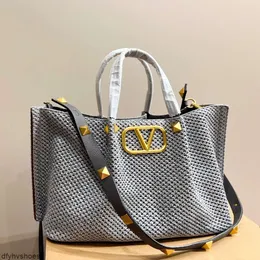 عالي الجودة من Luxurys Raffias Designer Bag V V Rivet محفظة متجر كبيرة وحقيبة اليد سيدة نسج حقيبة شاطئ