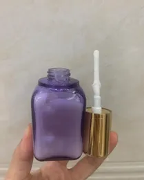 Cream di bottiglie viola di marca con siero perfezionista con rughe.