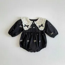 Rompers våren ny spets krage baby romper spädbarn svart blomma bodysuit flickor bomull jumpsuit kläder h240426