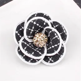 Brooches Luxury Crystal Flower Brooch Wool Cloth Lapel Pin Rhinestone Jewelry Women Wedding Hijab Pins Large For