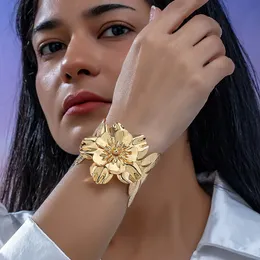Vintage guldpläterad metallblomma manschettband för kvinnor mode bladbredd smycken flickor lyxöppning armband armband 240416
