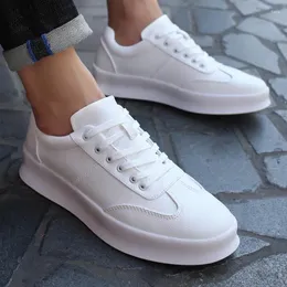 Scarpe di fitness aumentate in pelle di fondo spessa in pelle casual di colore solido traspirante non slip studente a vasca da uomo bianco