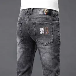 Designer Jeans Herbst Herbst Neue Luxus -Sommerjeans -Männer kleine, fit elastische lässige vielseitige Mid Taille Modemarke Jeans Classic Casual Hosen