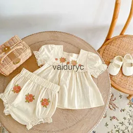 Kläderuppsättningar 2024 Summer Baby Clothing Set Flower Brodery Girls Suits Peter Pan Tee and Shorts Toddler Girls Clothes Set H240426