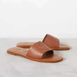 Designer Slippers Women Summer 2024 Novo em alta qualidade elegante e confortável tendência Carta de moda Sandálias planas em relevo