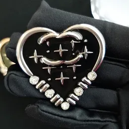 Toptan Siyah Kristal Broş 18K Altın Tasarımcı Broşlar Marka Mektup Pinler Broche için Rhinestone Takı İnci Pin Evlen Hediye Partisi Sevgilisi Accessorie