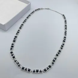 Collana a ciondolo di girocollo di qualità di lusso con desinger nero con Desinger Black in argento placcata ha una scatola di francobolli PS3490B