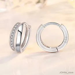 Gestüt Neue Frau Einfache Mode rosariode Goldfarbe Hohlge Geometrie Kleiner Hoop -Ohrring hochwertiger Kubikzirkonia -Ohrringe Hochzeit Schmuck