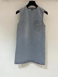 Frauen Denim Kleid gewaschener Brief Logo Sommer- und Herbst ärmellose Weste Kleid für Frauen locker sitzend und schlank