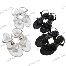 Yeni daireler sandal kadın ayakkabıları 2024 yaz plajı klipsli slaytlar zincir altın toka ile tanga sandalet 2C Slingback Logo Tasarımcı Flip-Flops Kapitone Platform Terlik