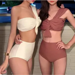 2024 Novo biquíni de cintura alta se sexy um ombro sólido nó de banho de arco de banho fêmea de duas peças Mulheres de maiô de banho de banho New Beachwear2.para